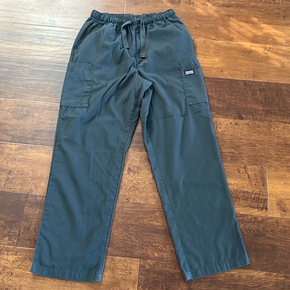 Cherokee Grey scrub pants with pockets. Size medium